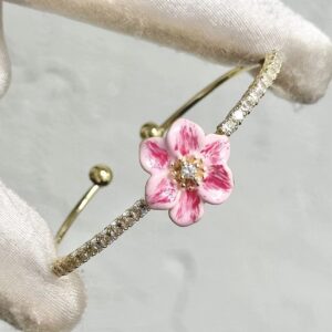 Altın Rengi Zirkon Çiçek Detaylı Kelepçe Bileklik